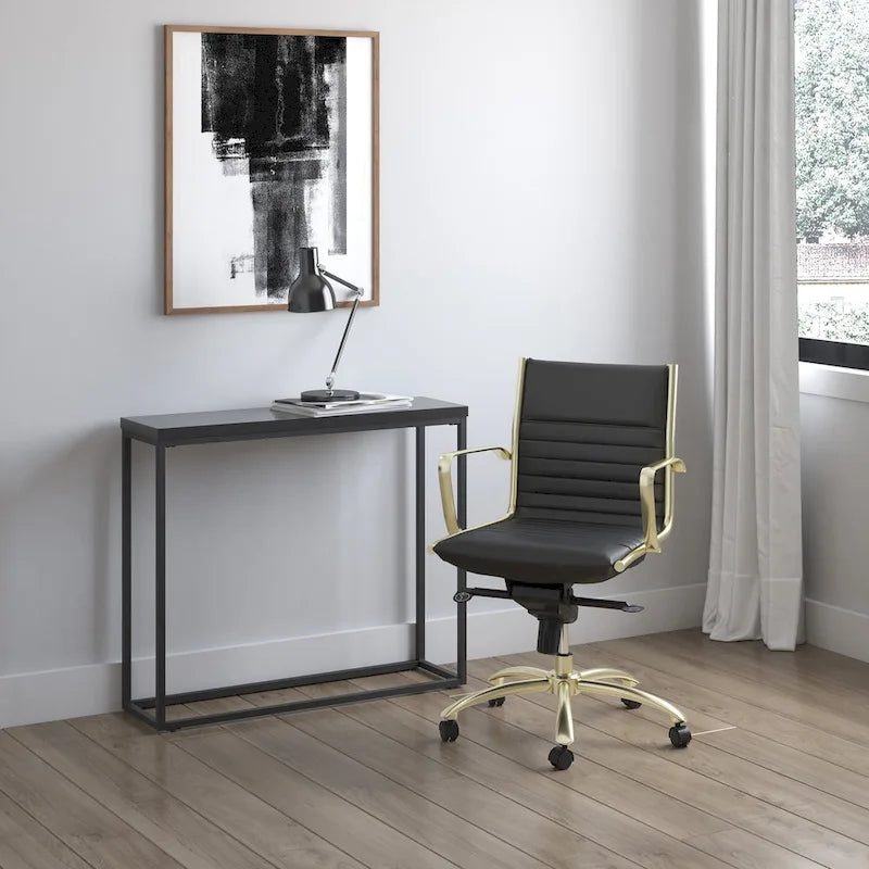 Chaise de bureau basse noire avec piètement doré brossé mat